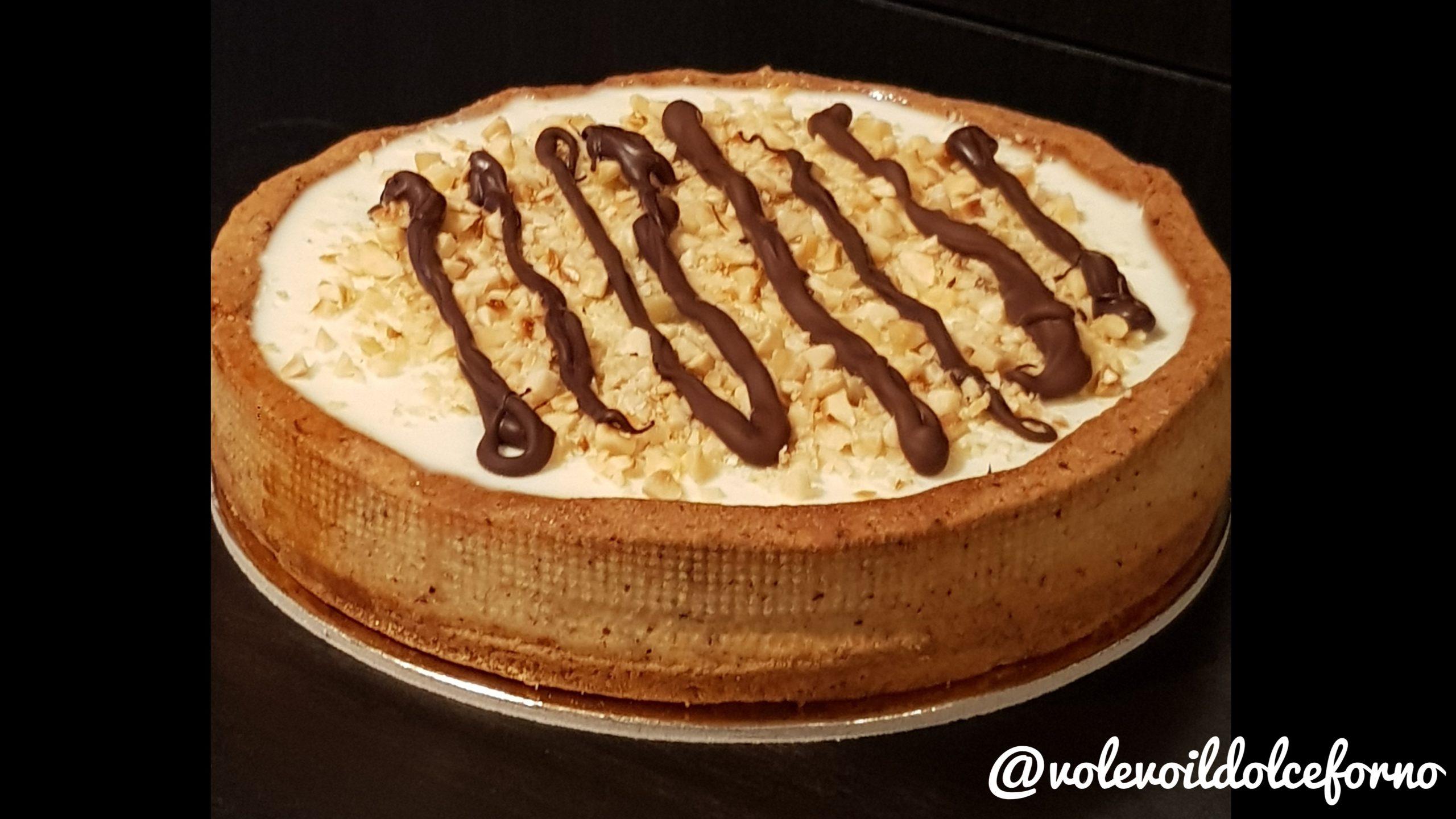 Crostata con frolla alla nocciola, caramello salato e panna cotta