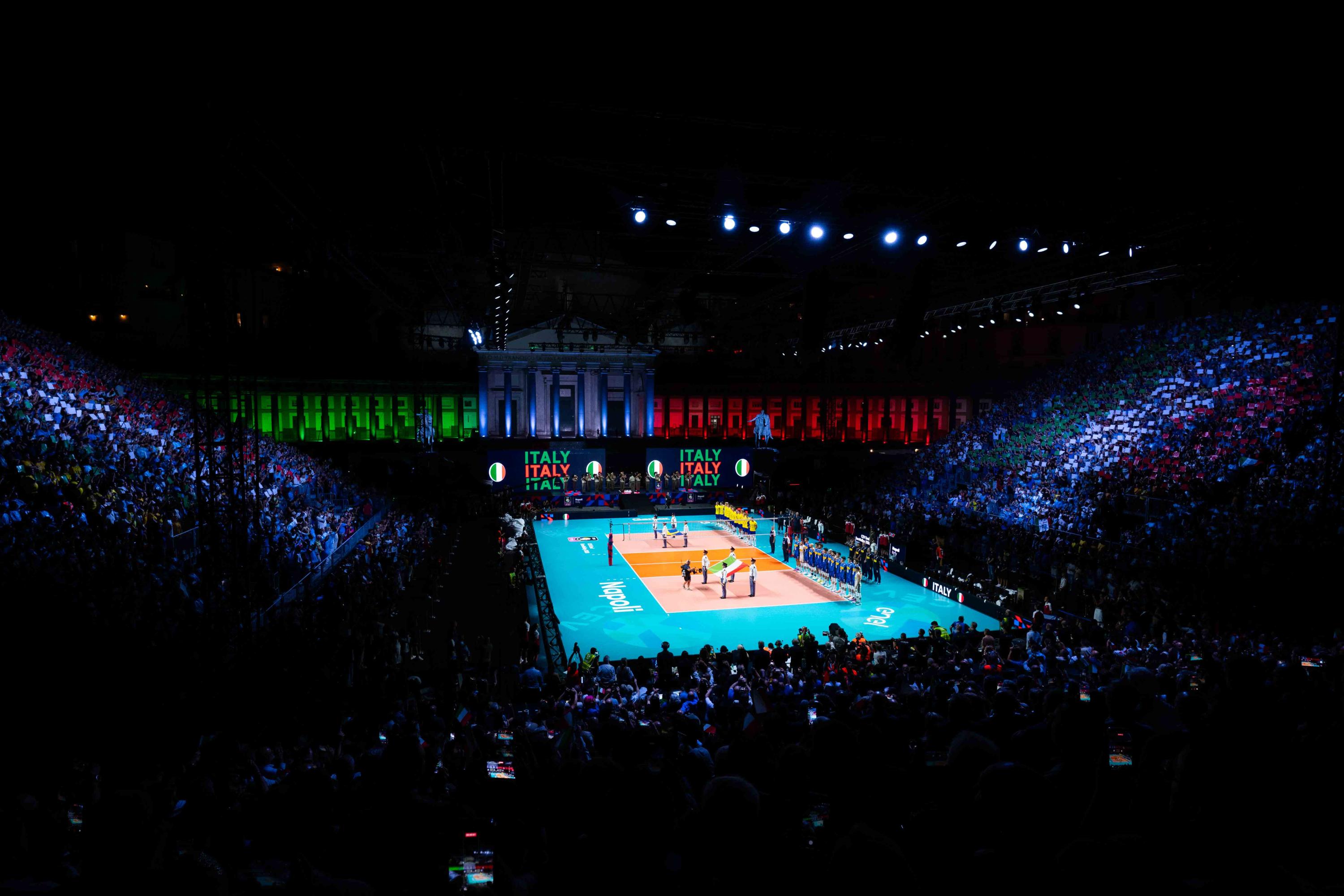 Il campo di volley all'aperto allestito in Piazza del Plebiscito a Napoli per Italia-Svezia degli Europei 2026, con le tribune gremite