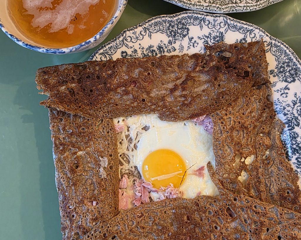 Galette complète con uovo, prosciutto ed emmental in Bretagna